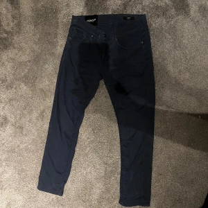 Dondup George  - Hej! Säljer nu dessa riktigt feta dondup George chinos jeansen, storlek 33, skick 9/10! Vid frågor är det bara o höra av sig