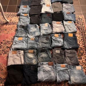 Replay,dondup,jack and Jones,Jacob Cohen, Ralph lauren, Adrian Hammond och lee jeans slitningar w27-36 grå,blå,svart mycket bra skick bulk - Säljer stor mängd olika jeans från olika märken storlekar och färger allt från replay dondup Jacob Cohen Ralph lauren Jack and Jones Adrian Hammond lee osv olika färger storlekar med slitningar och utan slitningar i grymt bra skick kan sälja både separat och i bulk skriv vid intresse finns cirka 100 olika endast hälften på bild