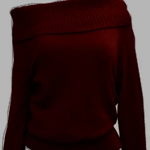 Mörkröd stickad offshouldertröja - Säljer en mörkröd stickad tröja med bred offshoulder-krage. Tröjan har långa ärmar och ribbade muddar vid ärmslut och nederkant. Perfekt för dig som vill ha en mysig men ändå snygg look.