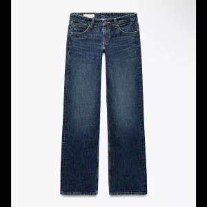 Mörkblå raka jeans med låg midja - Trendiga mörkblå Zara jeans, nypris 400 säljer för 250 då jag inte använder de mer💕