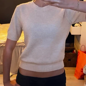 Stickad tröja/t-shirt - Jag säljer nu min stickad tröja/t-shirt från hm pga att den inte kommer till användning längre tyvärr. Den är i fint skicka. Pris kan diskuteras 💕