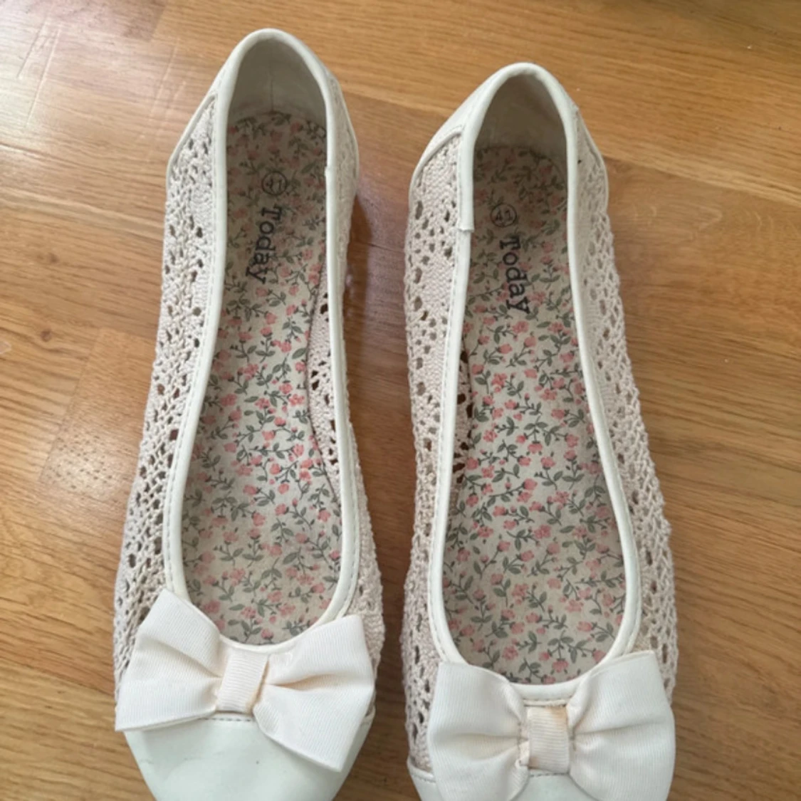 Vita ballerinaskor med rosett