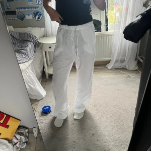 Linnebyxor  - Vita linnebyxor från Cubus i storlek S, aldrig använda🩷