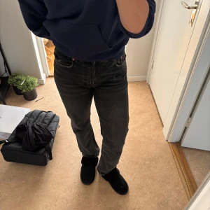 Svarta straight jeans  - Väldigt fina mid waist jeans som inte kommer till användning.💕