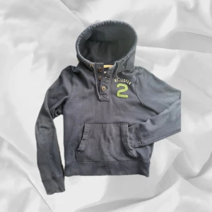 Hollister Hoodie - Fet Hollister hoodie i storlek L passar M – enkel att matcha och skön att bära. Ett stilrent val, noggrant utvalt med omsorg av AM Clothing.  📩 Frågor? Hör gärna av dig! 📲 Följ oss här på Plick för fler uppdateringar. ♻️ Tack för att du handlar mer hållbart med AM Clothing!