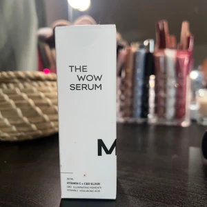 The Wow Serum Vitamin C + CBD - The Wow Serum är ett ansiktsserum med vitamin C, CBD och hyaluronsyra. Elixiret kommer i en vit förpackning och innehåller 30 ml. Perfekt för dig som vill ha glow och återfuktning med hjälp av aktiva ingredienser och illuminating pigments.