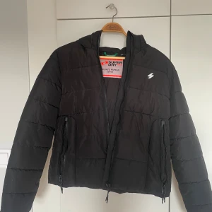 Vinterjacka superdry  - En tjock vinterjacka från superdry som håller värmen under vintern. Sitter som en smäck samt inprecip intill oanvända. Storlek S. 