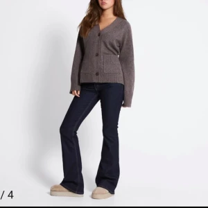 Populär stickad kofta - Jätte Populär och trendiga mysig brun stickad kofta från lager 157. I ny skick helt slutsåld så passa på den är i storlek S. Koftan med v-ringning, stora knappar och två rejäla fickor framtill. Koftan har långa ärmar och breda ribbade muddar vid ärmslut och nederkant. Perfekt för lager-på-lager under hösten och vintern.