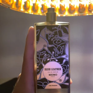 Memo Irish Leather Eau de Parfum - Unik parfym från Memo Paris med coolt hästmotiv på flaskan. Eau de Parfum-variant ur serien Cuirs Nomades. Perfekt för dig som vill sticka ut med en exklusiv och modern doft.