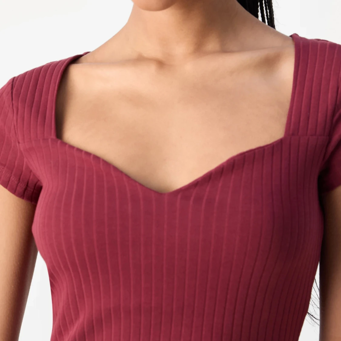 Vinröd ribbad topp från Anna Field