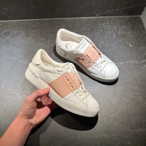 Valentino Garavani Open sneakers vit/rosa - Hejsan! Jag säljer nu dessa riktigt feta skor ifrån valentino i storlek 36. Dem är i jätte bra skick och har inga defekter! Hör av er om ni har frågor!