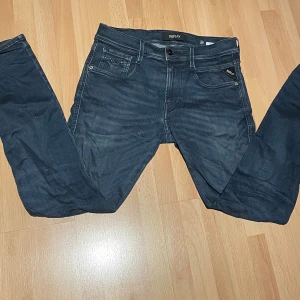 Replay Anbass jeans mörkblå herr - Snygga mörkblå Replay Anbass jeans med klassisk femficksdesign. Jeansen är tillverkade i stretchig denim för en bekväm passform. Perfekta för dig som gillar stilrena och moderna jeans.