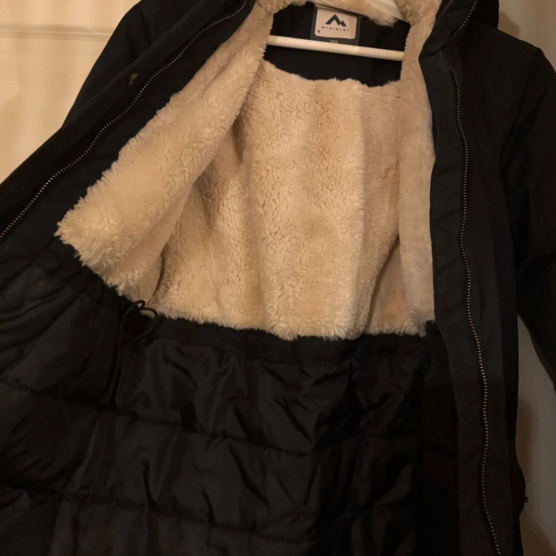 Svart parkasjacka med teddyfoder - 2