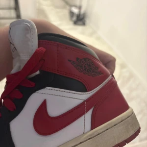 Nike Air Jordan 1 High röd/vit/svart - Säljer ett par Nike Air Jordan 1 High i klassisk röd, vit och svart färg. Skorna har röd swoosh, svarta detaljer och röda skosnören. Tillverkade i skinn med ikonisk Air Jordan-logga på sidan. Perfekta för dig som vill sticka ut med en tidlös sneaker. tvättar åt köparen när den köper dom!❤️pris kan diskuteras  passar 37 oxå.  