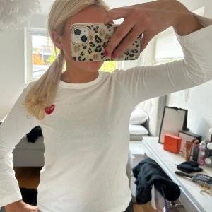 Vit långärmad play tröja - Säljer en vit långärmad tröja från Comme des Garçons PLAY tyvärr är den för liten kostar 1000kr på nk där ja köpte den