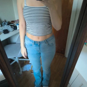 Randig linne från Gina Tricot  - Säljer en randig linne från Gina Tricot knappt använd. Stretchig i materialet.