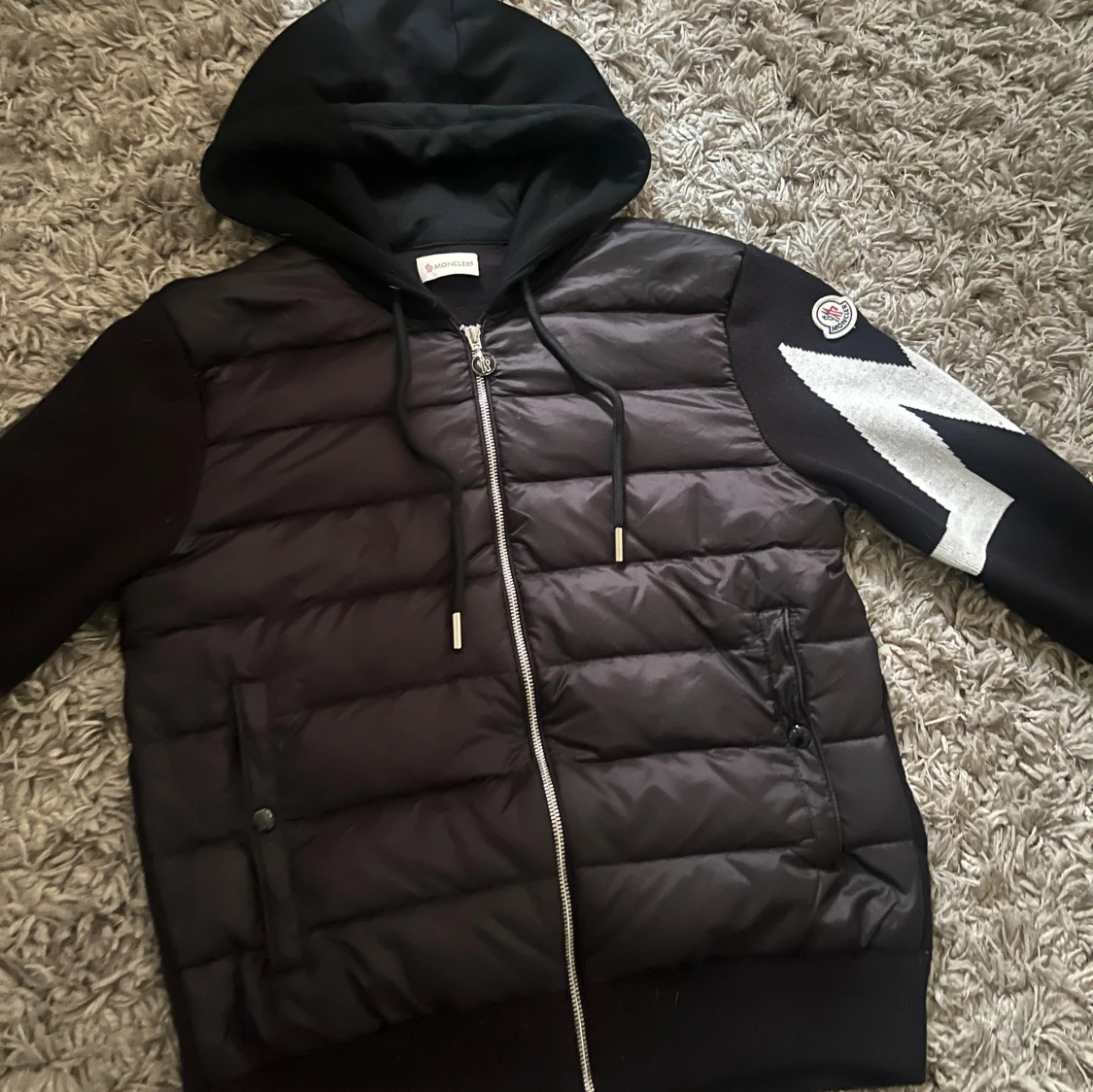 Svart pufferjacka från Moncler med huva - 2