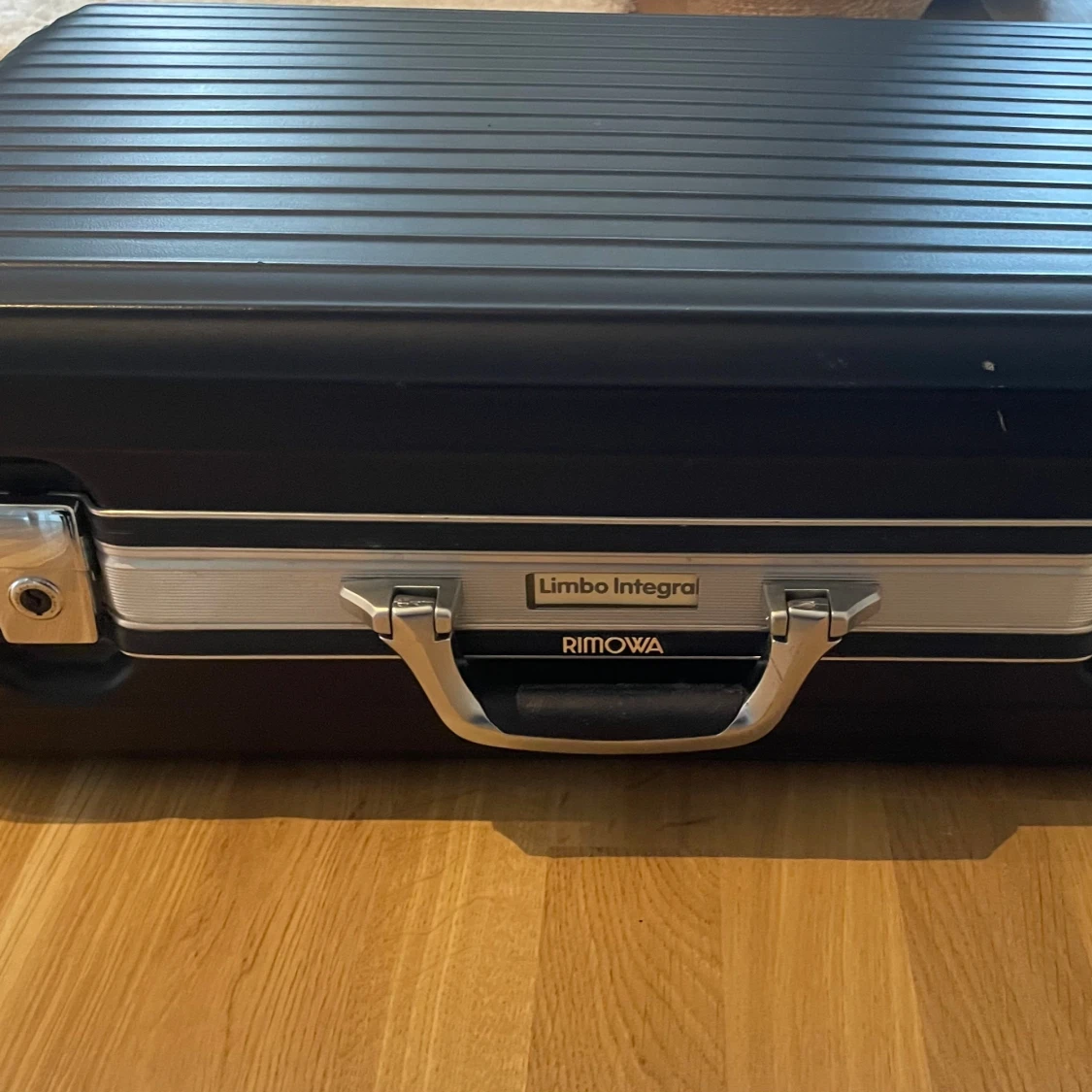 Marinblå  resväska Rimowa Limbo Integral