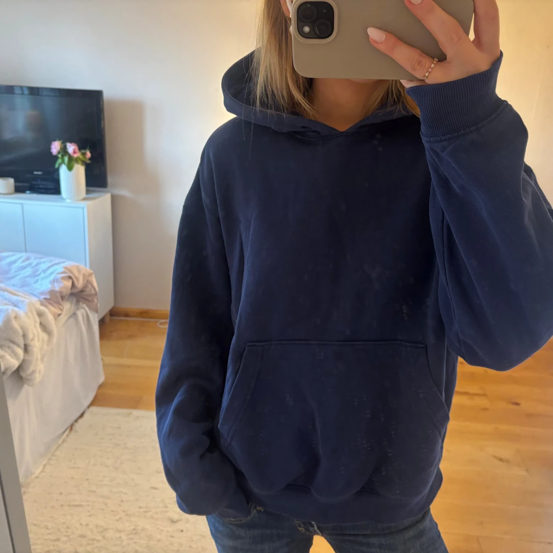 Marinblå hoodie från Weekday - 2