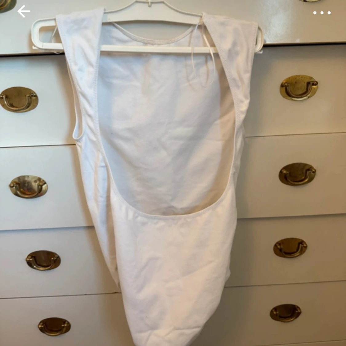 Vit body med öppen rygg - 1