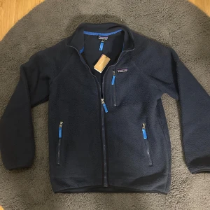 Patagonia fleece  - Säljer denna sjukt snygga patagonia fleecen som är helt ny med tags kvar. Storlek L men sitter mer som M. Hör av dig vid minsta lilla fundering!