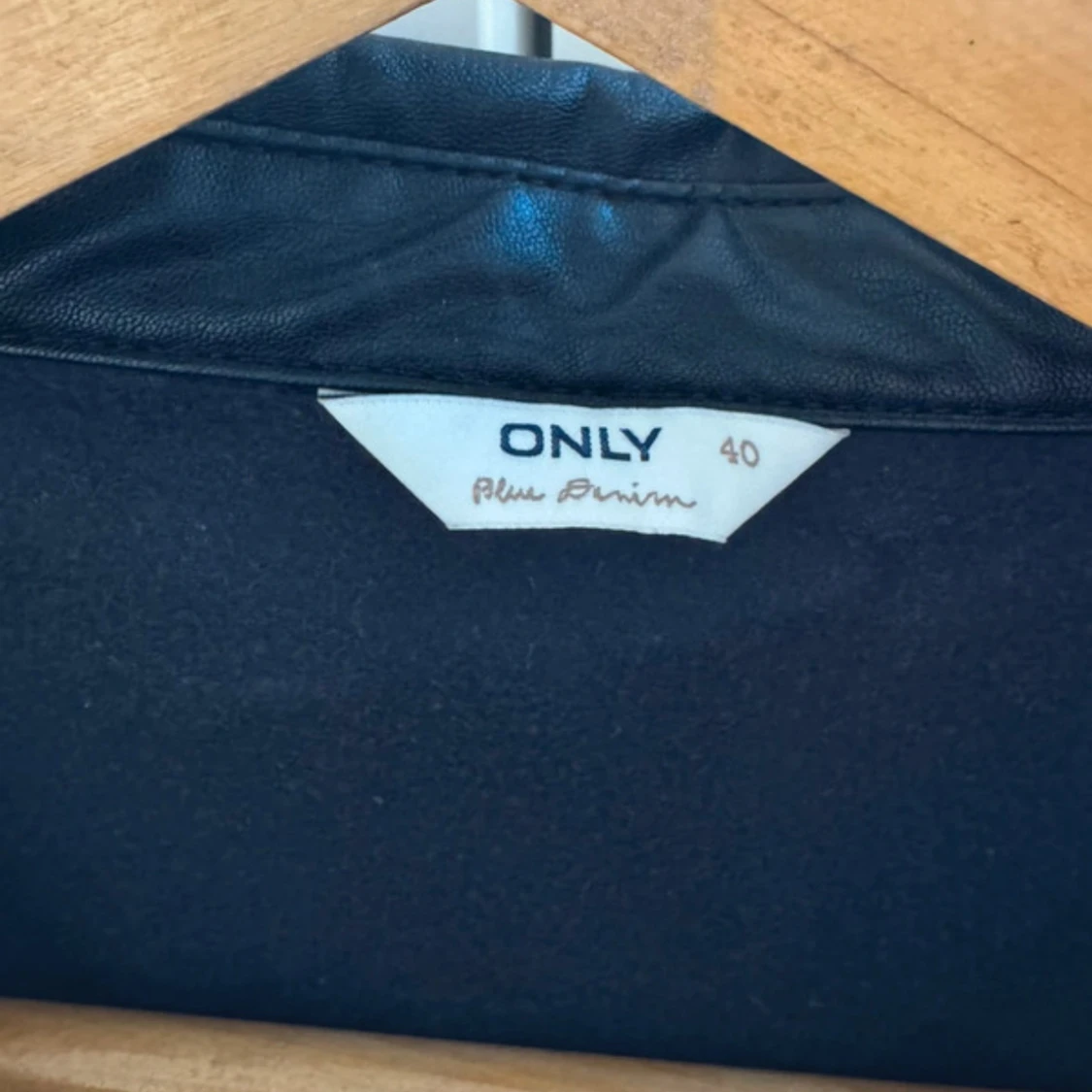 Svart skjorta i skinnimitation från ONLY - 3