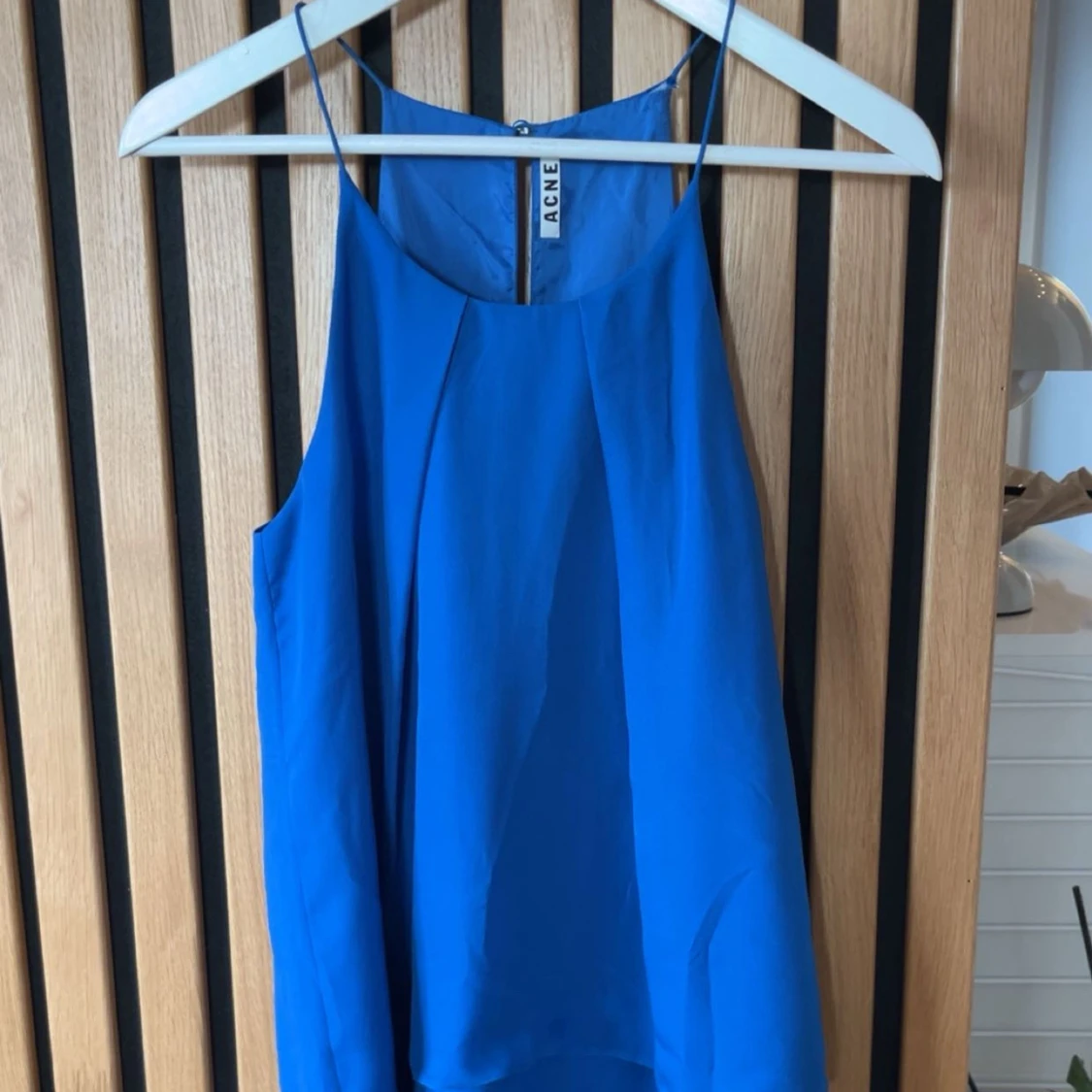 Klänning med öppen rygg