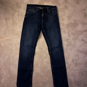 Mörkblå jeans från Nudie Jeans(W31, L32) - Riktigt snygga nudie jeans, grim tim. Väldigt bra skick. 