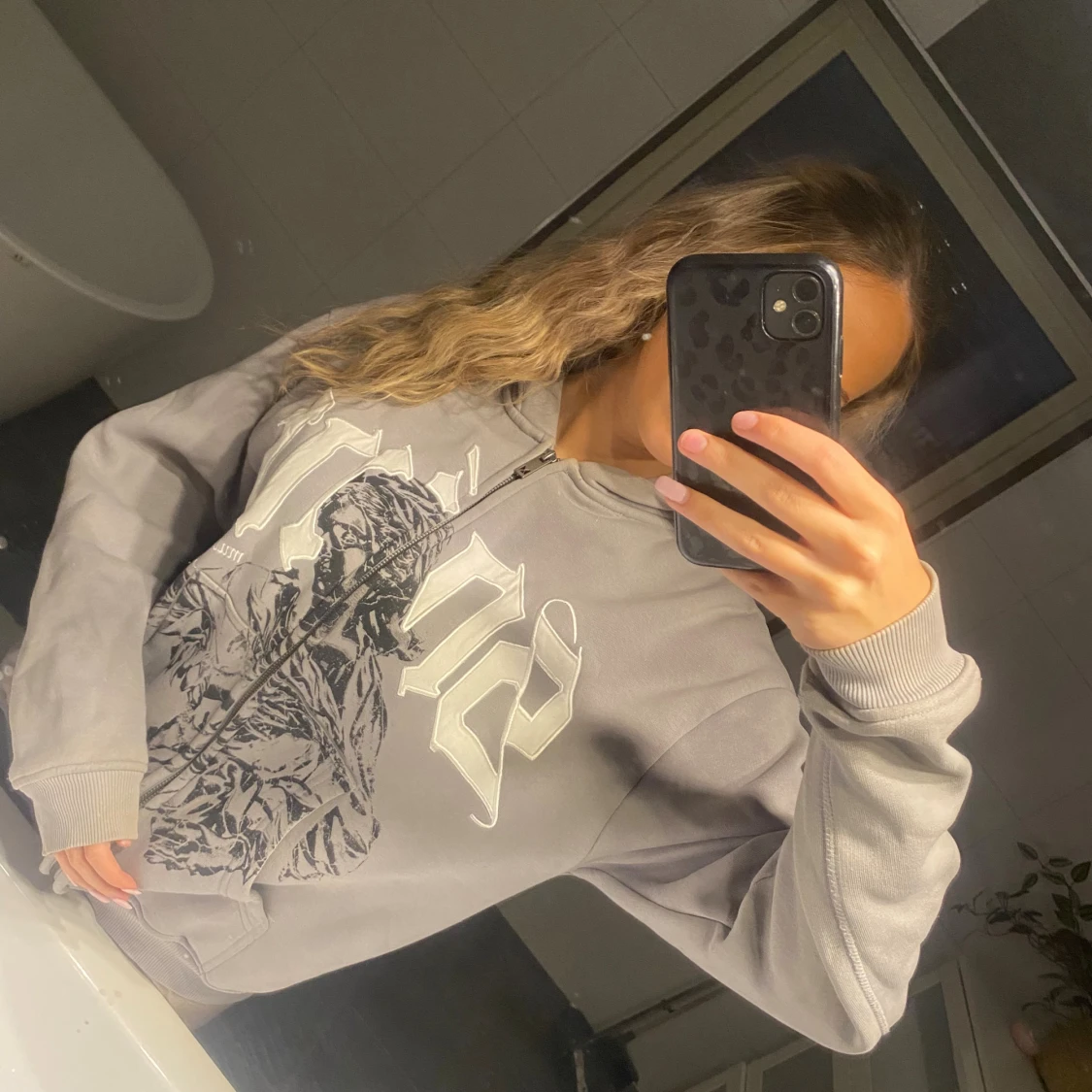 Grå hoodie med tryck och dragkedja - 1