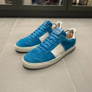 Valentino Flycrew - Riktigt feta flycrews i ljusblå | Skick 9/10 | Storlek 46 men sitter som 45 | Går ej att få tag på nya | Alla nitar sitter kvar och sulan är hel | Endast skor | Pris ej hugget i sten