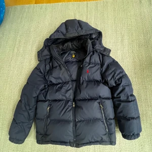 Polo Ralph lauren jacka - Säljer nu min Ralph lauren jacka storlek barn XL 18-20 det finns inga klara defekter mer än andvänding. Skick 8/10. Har du någon annan fundering är det bara att fråga!