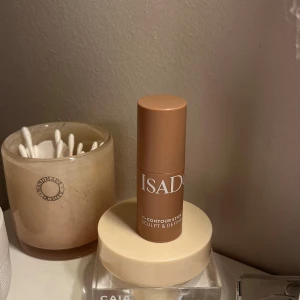 Isadora Contour Stick Beige Neutral - Isadora The Contour Stick i färgen 32 Beige Neutral, perfekt för att skulptera och definiera ansiktet. Stick-format med krämig konsistens som är lätt att blenda. Veganvänlig och parfymfri, passar dig som gillar naturliga toner och enkel applicering.  har bara testats en gång på borste!!