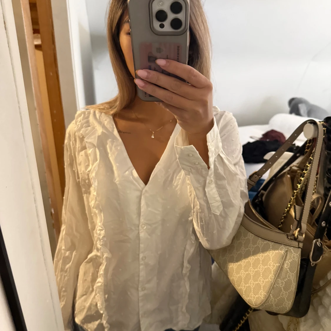 Vit volangskjorta med v-ringning - 1