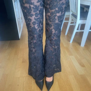 Svarta bootcut spetsbyxor från NA-KD - Helt nya med prislapp! Från Lovisa Worges kollektion, dessa är små på mig som är storlek 38
