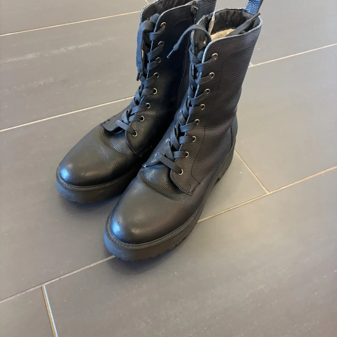 Svarta vinterfodrade kängor i skinn med snörning - 1