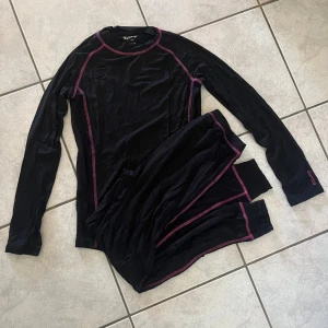 Svart underställ bambu  - Svart underställ från Walking Girls med rosa sömmar och rund hals. Tillverkad i mjukt bambumaterial som andas och känns skönt mot huden. Köp som set eller för sig. Superskönt att ha under skidkläderna!! Storlek 158-164 men stretchiga så passar mig som bär storlek S💗