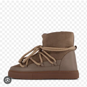 Beige/bruna inuikki skor!  - Säljer mina beige/bruna inuikki med grova snören och platt sula. Skorna har en mix av mocka och skinn, vilket ger en snygg kontrast. Perfekta för dig som vill ha en cool och trendig vinterlook. Dem är hela och rena. Nya 2700kr och säljer för 1100kr. Strl 41 men passar mig som har 40 i strl! 