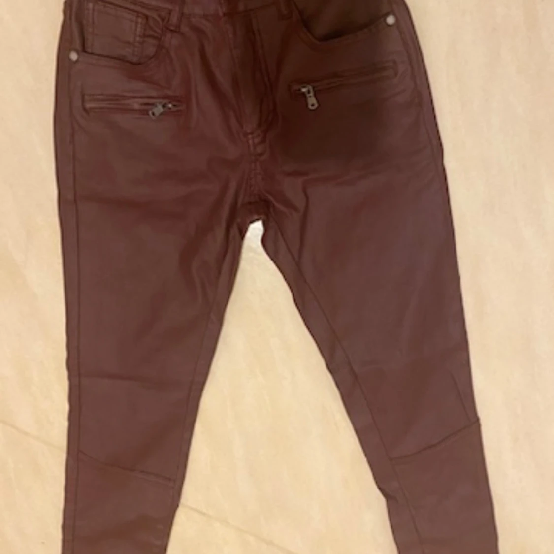 Vinröda/Bruna skinn byxor i läder