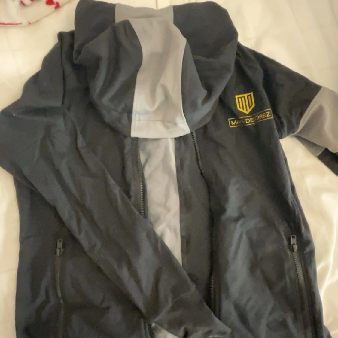 Svart och grå vindjacka Maya Delorez