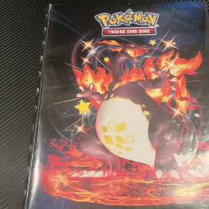 Pokémon Trading Card Game - Cool samlarpärm med färgstarka Pokémon-motiv! Perfekt för dig som vill organisera och visa upp dina Pokémonkort. Omslaget pryds av populära Pokémon i actionfyllda poser – ett måste för alla fans och samlare.