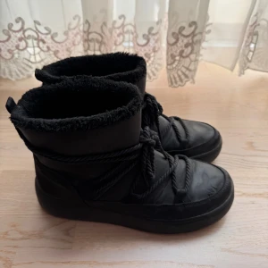 Svarta moon boots från Linear - Nypris 699kr. Skicket ser ni på bilderna, dem är använda därav dem små defekterna. Strl 39. Köpta från skopunkten