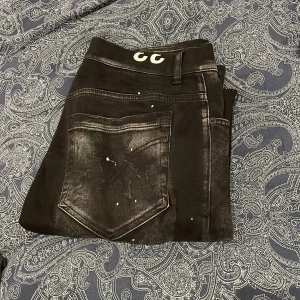 Dondup george - Svarta dondup George med slitningar och lite färg stänker 