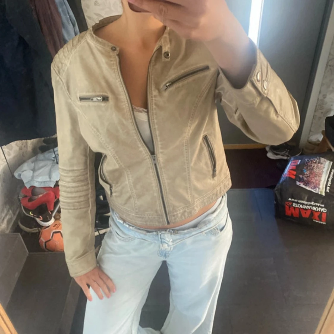 Beige skinnjacka med dragkedjor