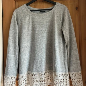 Långärmad tröja med spets  - Stickad tröja med spetsdetaljer! Sjukt snygg detalj med spets. Slutsåld på hemsidan, pris kan diskuteras. Knappt använd och inga defekter 