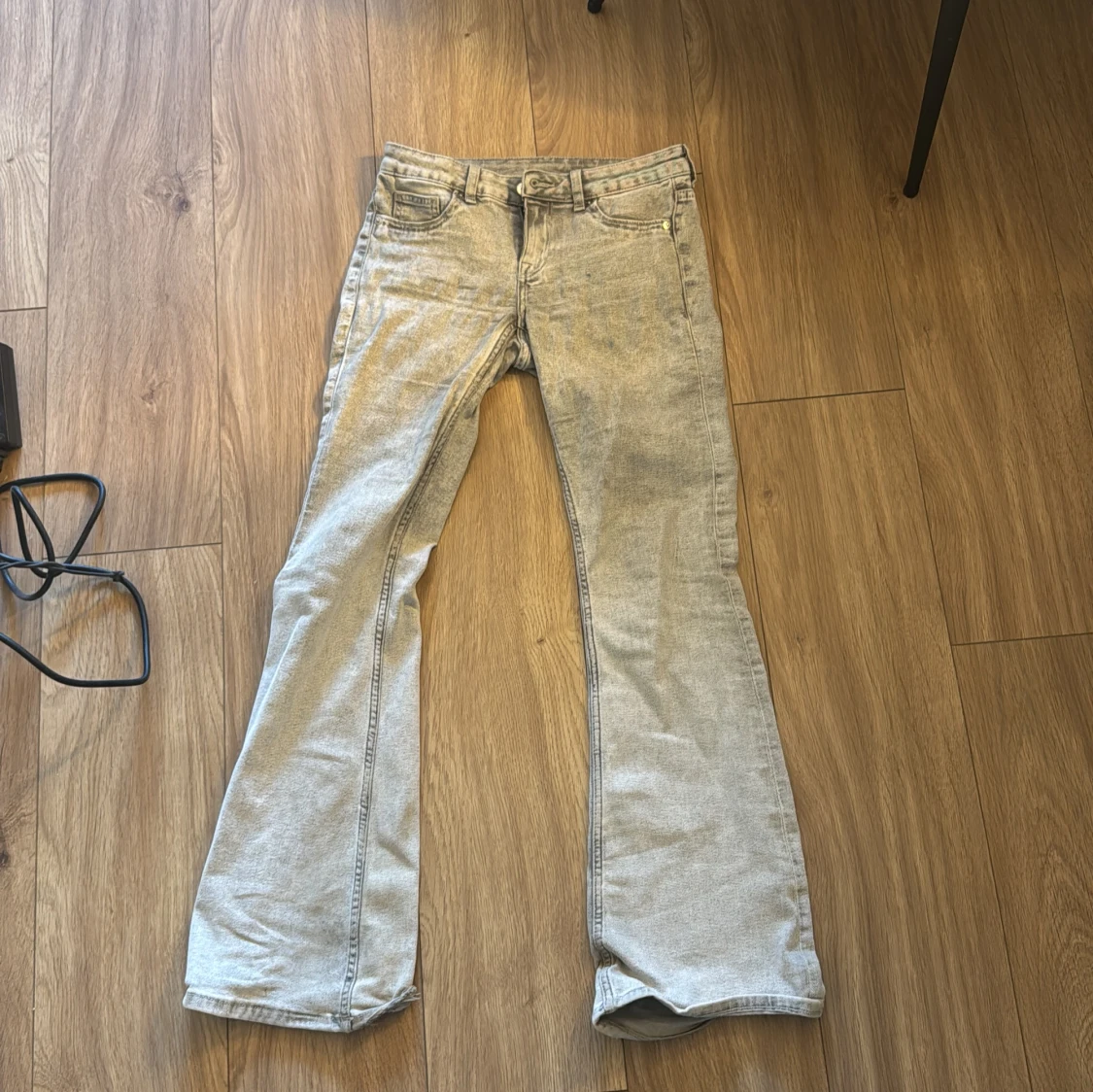 Grå bootcut jeans med slitna detaljer