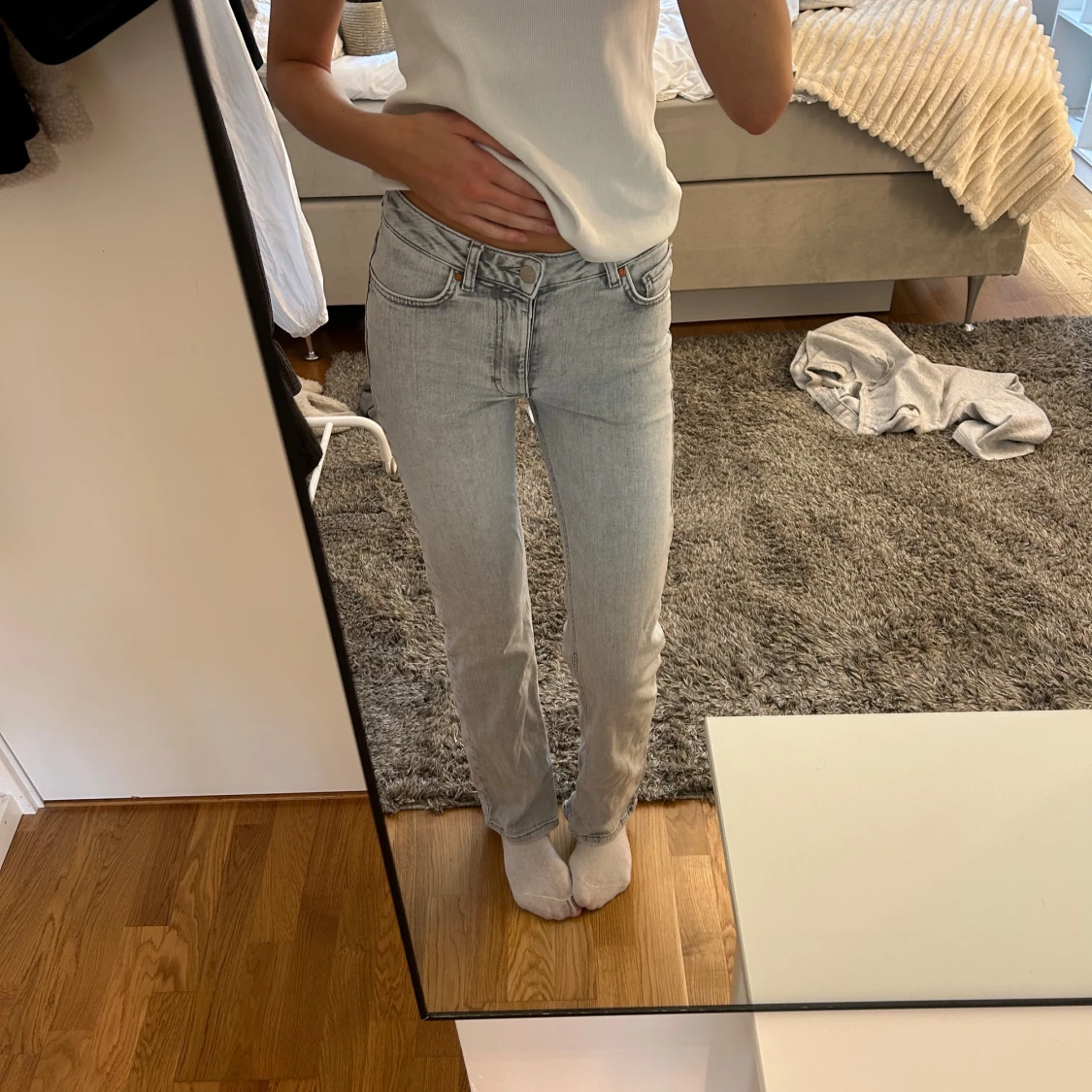 Ljusgrå raka jeans