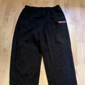 Svarta mjukisbyxor Team Sportia XXL - Svarta mjukisbyxor från Team Sportia i storlek XXL. Utan resår i benen. Fickor. Aldrig använda. 
