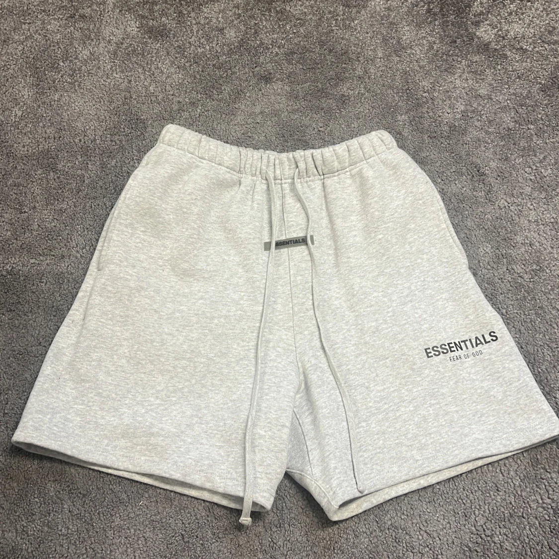 Grå Essentials Fear of God shorts
