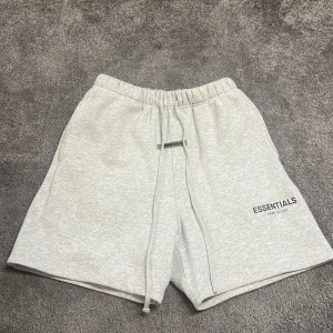 Grå Essentials Fear of God shorts - Säljer pga. den inte passade mig. annars är den sprillans ny och oanvänd 💯