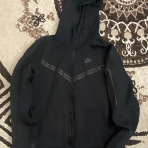 Svart Nike hoodie med dragkedja - Rätt så noprig tröja säljs billigt